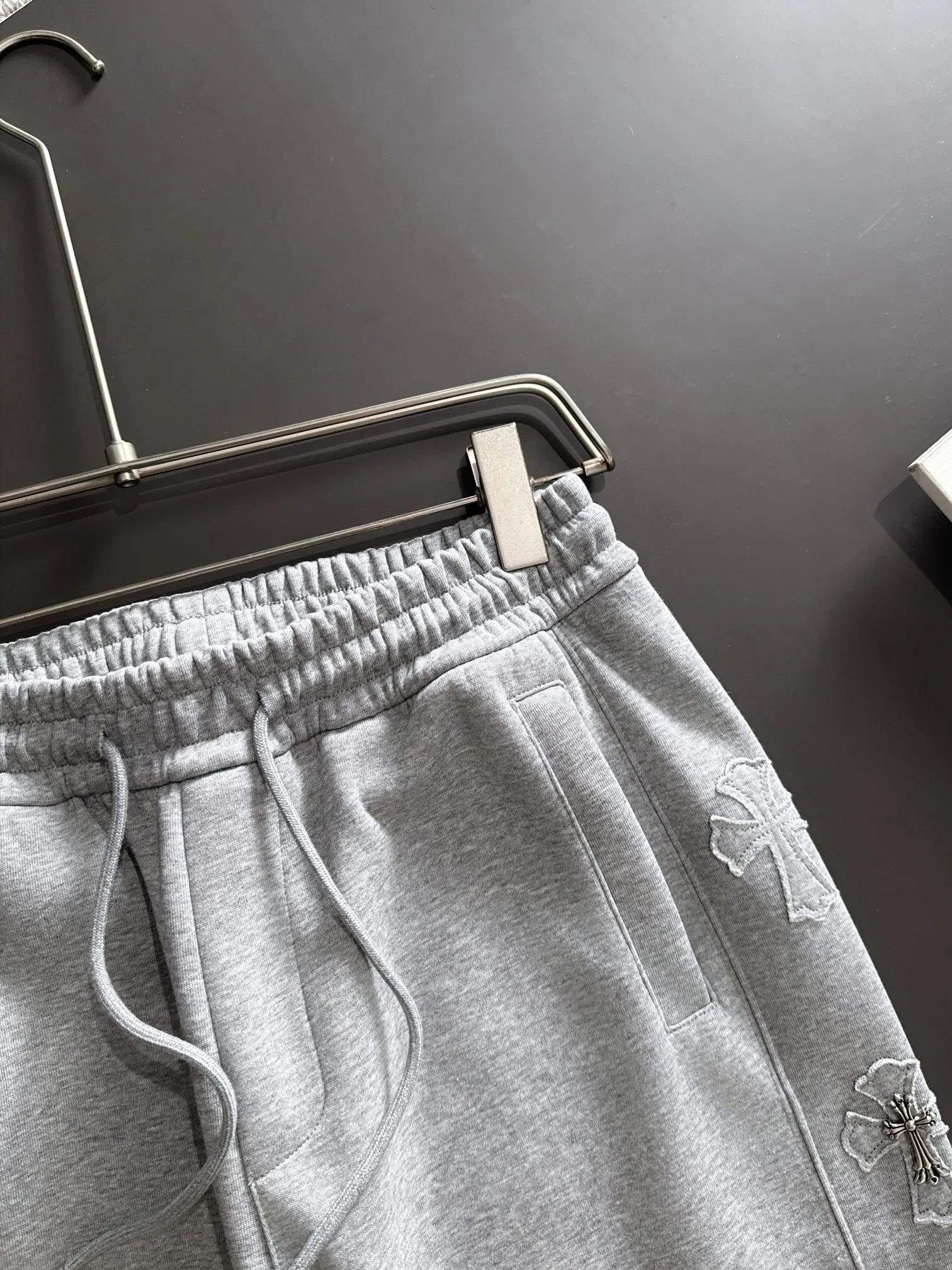 P310 Chrome Hearts* (exclusive quality in the market) hot style 2꯭0꯭2꯭5 new autumn pants ❤ Original ⌚️ high version Chrome Hearts The fabric is made of 380g high-density double-sided Chinese custom fabric. It does not deform or shrink. The three-dimensional drape is amazing. Process introduction: 6 crosses on each side of the side panel. Customized hardware accessories. Color: Gray SIZE: M-XXXL